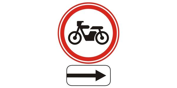 Image: red-edged white circle with a black motorcycle seen from the side, above a plate bearing a right-pointing horizontal arrow.